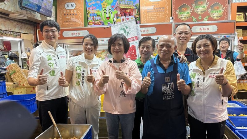民主進步黨台中市長參選人何欣純(左3)3日到台中東區建國市場拜票表示,將打造國際觀光客都喜愛的市場。(何欣純服務處提供)中央社記者蘇木春傳真 115年9月3日