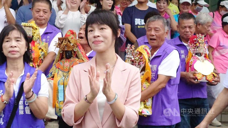 中國國民黨支持的無黨籍朴子市長吳品叡（前中）3日請出媽祖神像助陣，在父母及朴子鄉親陪同下到嘉義縣選舉委員會登記參選嘉義縣長。中央社記者蔡智明攝　115年9月3日