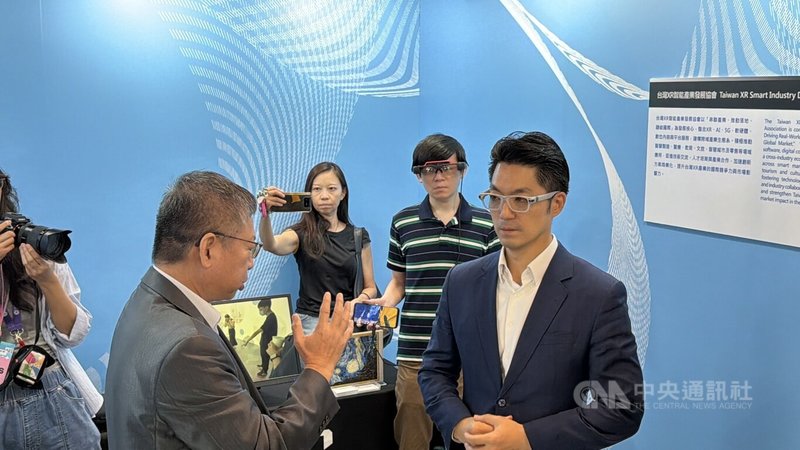 2026 StartSphere Taipei台北創新創業總匯3日在南港瓶蓋工廠展開,台北市長蔣萬安(前右)參觀「Culturepreneurs 文化科技創新展覽」,戴上台灣企業研發的AR+AI智慧眼鏡,體驗互動式投影。中央社記者葉蓁芸攝 115年9月3日