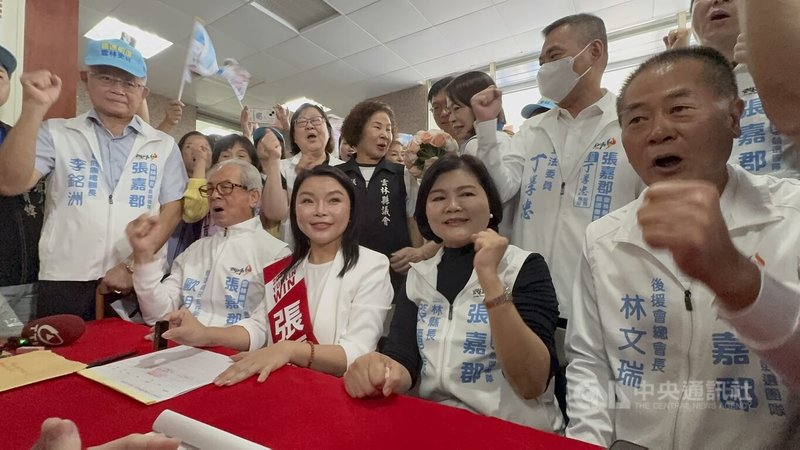 國民黨雲林縣長參選人張嘉郡（前右3）3日由雲林縣長張麗善（前右2）等人陪同，完成登記參選，並宣布競選主軸「WOW 超越想像 雲林更好」，盼讓世界看見雲林。　中央社記者姜宜菁攝　115年9月3日