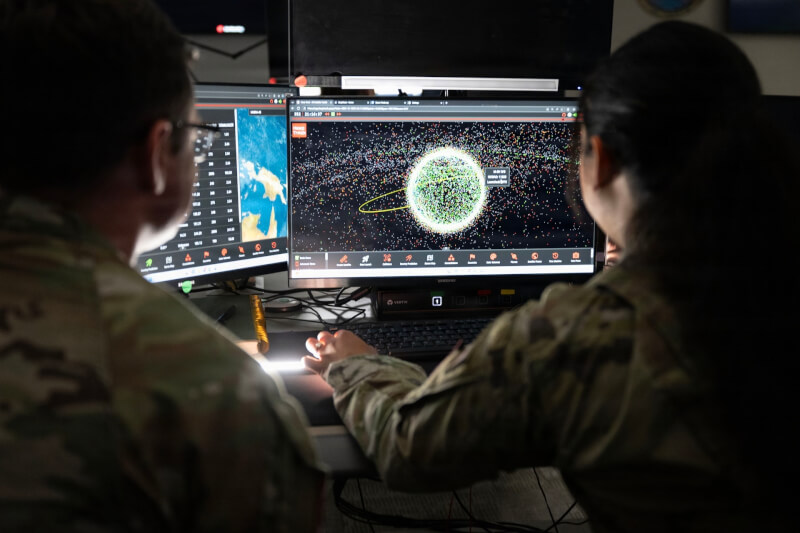 美國太空部隊人員在加州軍事基地監控軌道運行。（U.S. Space Forces/David Dozoretz/Handout via 路透社）