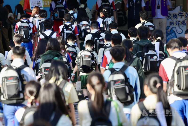 台北市中小學8月31日開學，東湖一所國中校門口湧現上學人潮。（中央社檔案照片）