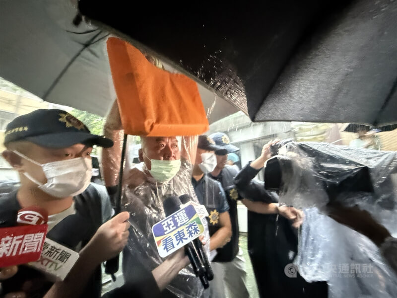 邵姓計程車司機（左2）3日開著計程車衝撞北檢、北院大門，警方獲報到場將人帶回偵訊，下午將邵男移送北檢複訊。面對媒體詢問，邵男高喊「司法已死」。中央社記者林長順攝　115年9月3日
