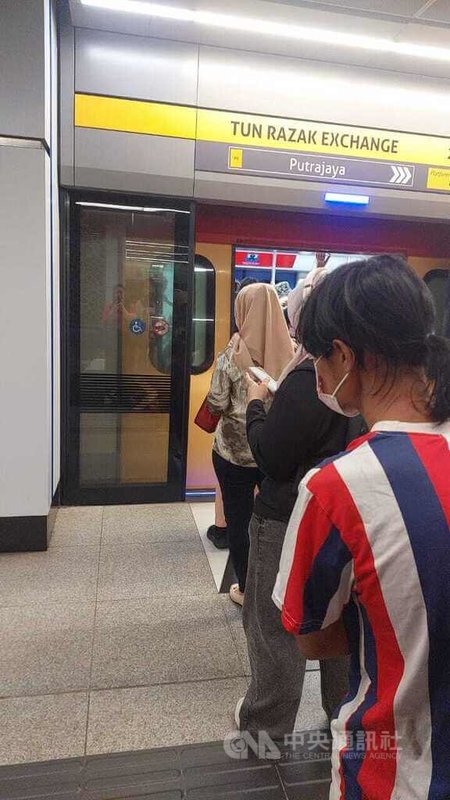 馬來西亞吉隆坡捷運站內，乘客在月台排隊等候進入車廂，若有人插隊，大馬公衛倡議平台指出，真正令人不快的，是公平感遭破壞。中央社記者黃自強吉隆坡攝　115年9月3日