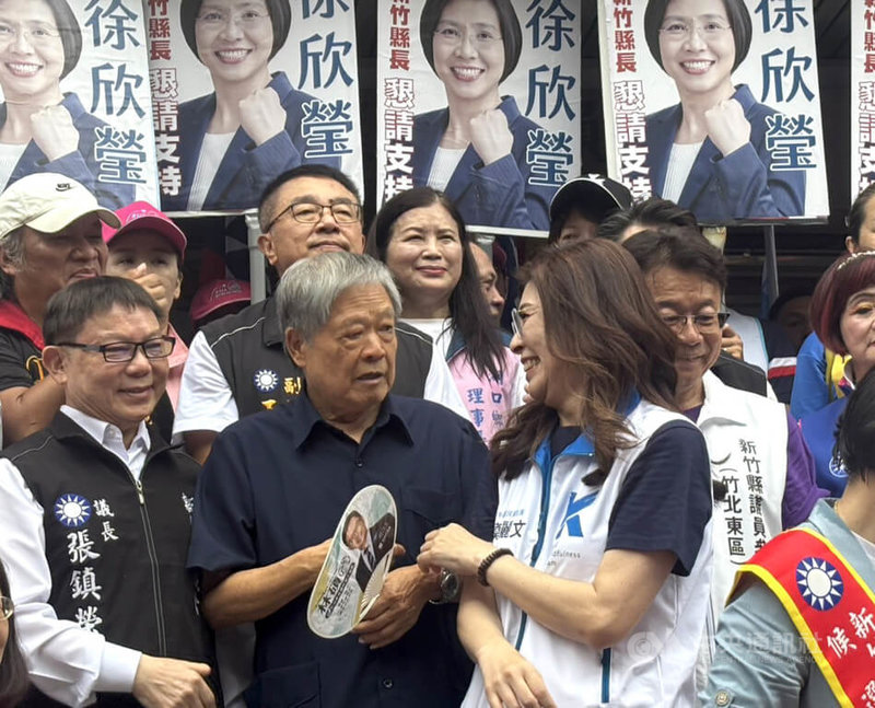前新竹縣長范振宗（前左2）3日在中國國民黨主席鄭麗文（前右）身旁談及，竹北市長選舉，國民黨與台灣民眾黨整合問題是鄭麗文「戰略錯誤」。中央社記者郭宣彣攝　115年9月3日