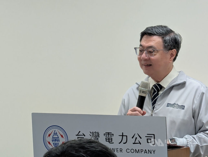 行政院長卓榮泰（圖）4日到台中火力發電廠視察燃氣機組，會中提出承諾，2034年完成以氣換煤，達到台中電廠無煤供電，6部燃煤緊急備用機組管控，僅在國安、天災等重大因素時限時啟用。中央社記者蘇木春攝　115年9月4日