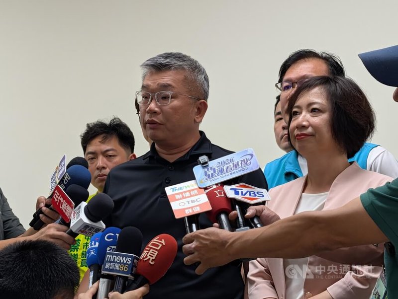 行政院長卓榮泰4日赴台中電廠視察燃氣機組,民進黨籍立委何欣純(前右)受訪時表示,要讓台中經濟產業更推進,那就必須穩定供電,需要中央、地方合作,相關議題要理性看待。中央社記者蘇木春攝 115年9月4日