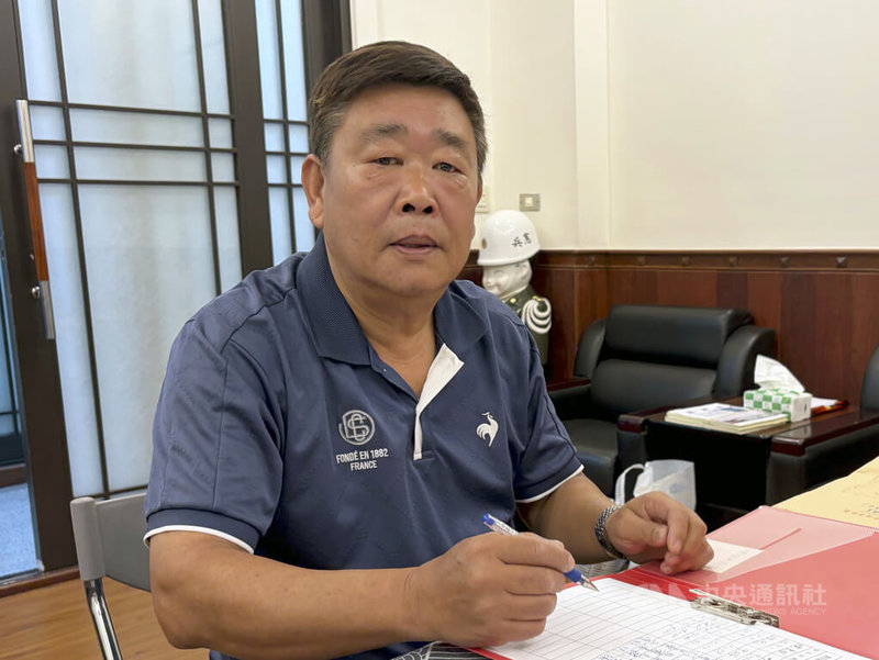 國民黨籍現任連江縣議員陳貽斌(圖)原定3日要從選區莒光鄉搭船到南竿登記,同日船班卻因海象不佳宣布停航,他臨時改搭2日末班船抵達南竿,住一晚後再去登記。圖為陳貽斌3日赴選委會登記。中央社記者潘欣彤攝 115年9月4日