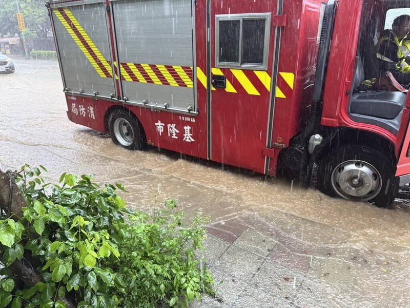受持續性強降雨影響,基隆市4日一早起雨勢不斷,市區多處地區有積淹水情形,市府表示,災害應變中心於中午已提升為一級開設,全力做好豪雨防災應變工作。(基隆市政府提供)中央社記者沈如峰基隆傳真 115年9月4日