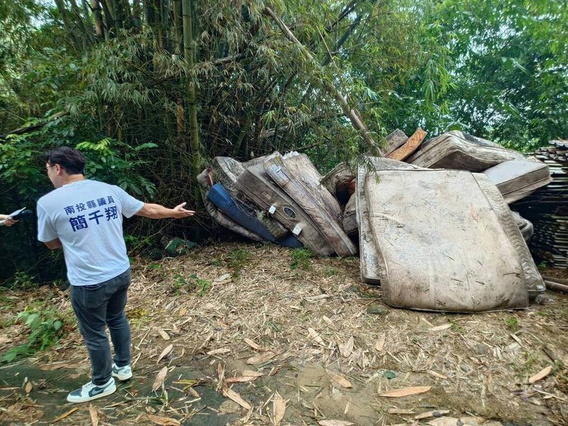 南投市中興新村山區一夜之間遭棄置20多張舊床墊，無黨籍縣議員簡千翔接獲民眾陳情，4日與環保局稽查員到場了解。（簡千翔提供）中央社記者蕭博陽傳真　115年9月4日