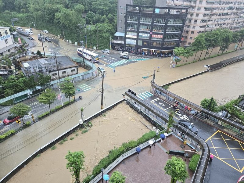 基隆市4日上午強降雨,導致大武崙溪溪水溢流至基金一路沿線,從高處可見水已淹沒部分道路。(新崙里長林金龍提供)中央社記者王朝鈺傳真 115年9月4日
