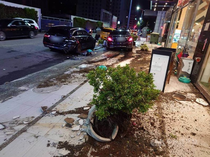 台中顏姓男子4日凌晨酒後開車準備返家，行經西屯區時失控撞進一家KTV騎樓，還波及停放路旁的兩輛車，他經呼氣酒測值超標被依法送辦。（翻攝照片）中央社記者蘇木春傳真　115年9月4日