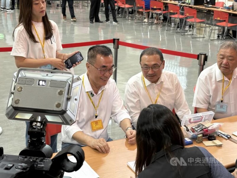 中國國民黨新北市長參選人李四川(左2)4日到新北選舉委員會登記參選,新北市長侯友宜(右2)全程陪同,過程中兩人有說有笑。中央社記者曹亞沿攝 115年9月4日