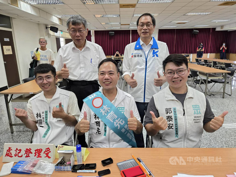 民眾黨創黨主席柯文哲（2排左1）4日南下屏東，陪同黨籍屏東縣內僅有的3名參選人登記參選，國民黨屏東縣長參選人蘇清泉（2排右1）現身支持。中央社記者黃郁菁攝　115年9月4日