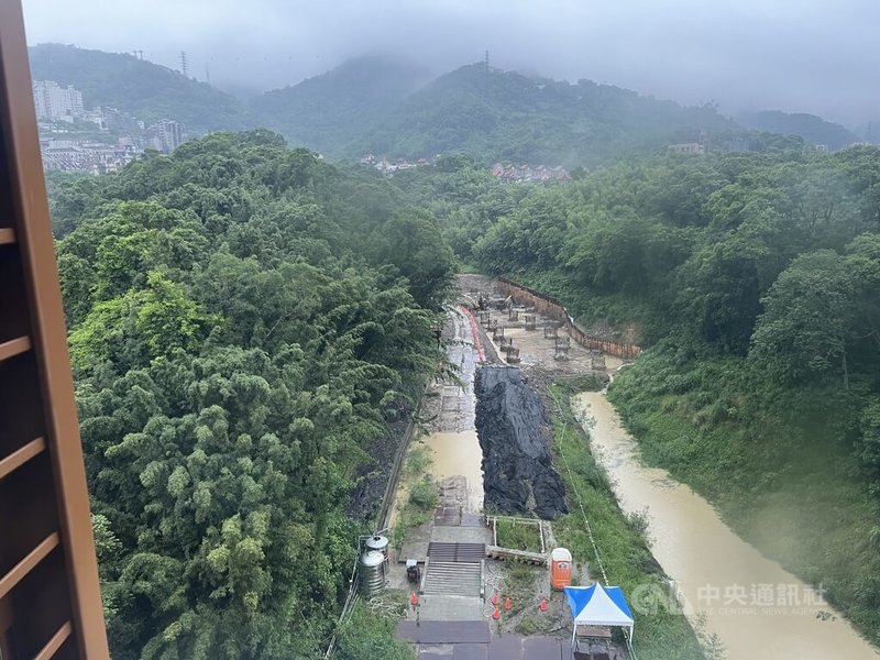 民間團體4日在立法院舉行記者會，針對大學宿舍品質提出多點訴求，其中政治大學部分宿舍4人房遭指空間狹小。校方表示，已在興建4棟新宿舍，爭取在民國118年第3季啟用。中央社記者陳至中攝　115年9月4日