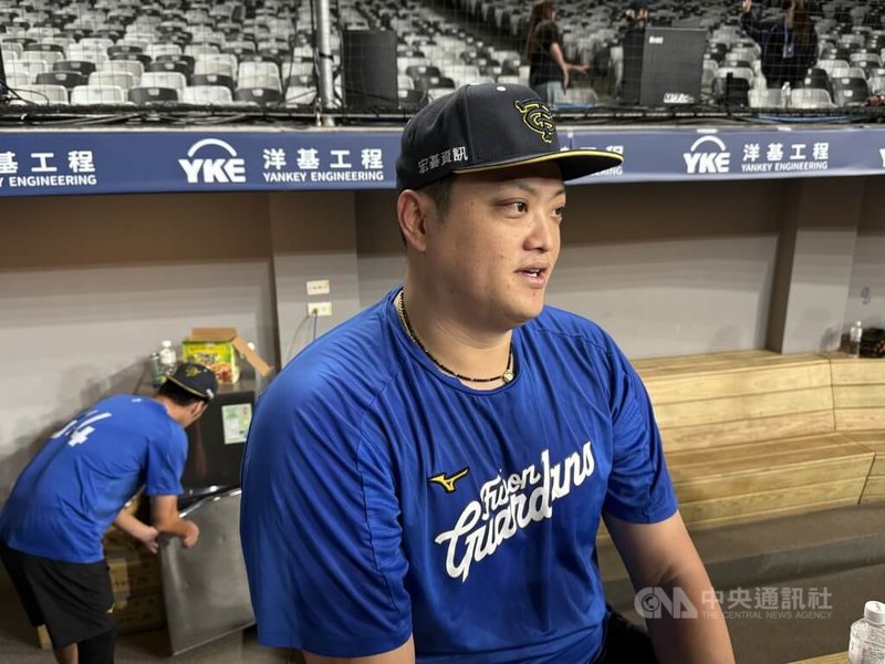 投手廖任磊（圖）參加中職富邦悍將隊年度「悍將中學校草選拔」活動，目前暫居領先。他4日受訪時笑說有領先過就滿意，還爆料洋投魔力藍（Shawn Morimando）很在意。中央社記者謝靜雯攝　115年9月4日