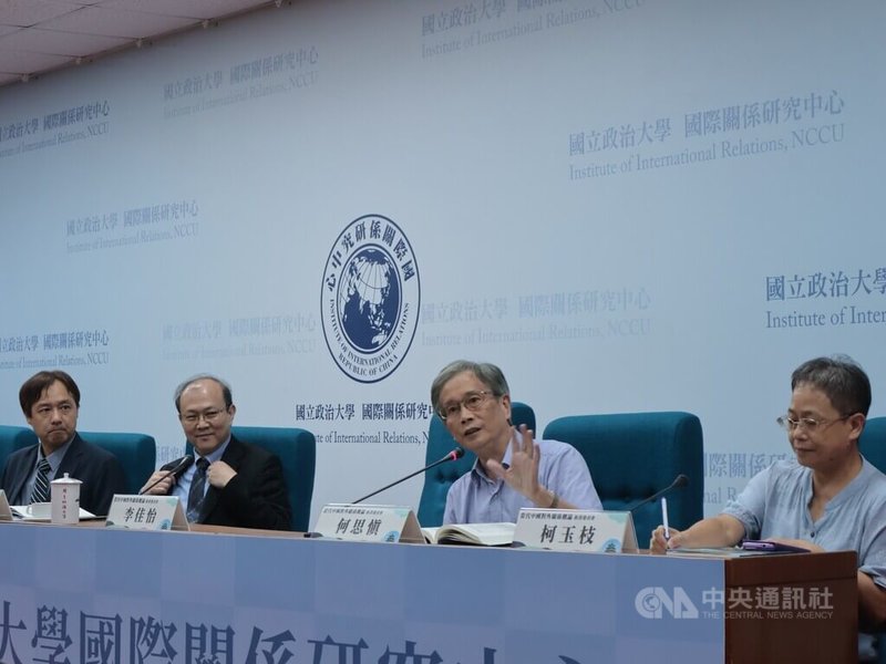 政治大學國際關係研究中心4日下午舉辦「當代中國對外關係概論」新書發表會,主編、作者群出席。輔仁大學日本語文學系教授何思慎(右2)於會上發表看法。中央社記者李雅雯攝 115年9月4日
