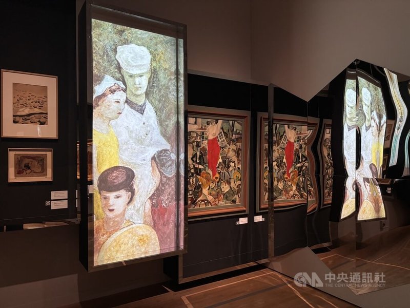「共時的星叢」9月5日至12月13日在東京都現代美術館展出,展場加入黃亞歷執導的影像、反射材質及彷彿迷宮般的參觀動線,使空間本身成為連結作品、歷史與觀眾的媒介。圖為展場一景。中央社記者戴雅真東京攝 115年9月4日