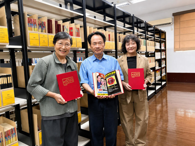 國史館4日表示，近期完成鄭南榕基金會捐贈的黨外期刊及圖書整理編目，超過2500冊書刊正式於台北閱覽室開架。圖為鄭南榕遺孀葉菊蘭（左）、國史館長陳儀深（中）、鄭南榕女兒鄭竹梅（右）。（國史館提供）中央社記者葉素萍傳真　115年9月4日