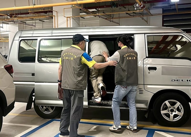 高雄一家開發公司滯欠民國113年營利事業所得稅新台幣近400萬元，且公司帳戶在前任負責人任內流出上億金流。由於其交代不清遭高雄執行分署聲請管收，前任負責人當庭急忙聯繫親友匯款繳納200萬元，剩餘欠稅則提供擔保後辦理分期繳納。（行政執行署高雄分署提供）中央社記者洪學廣傳真　115年9月4日