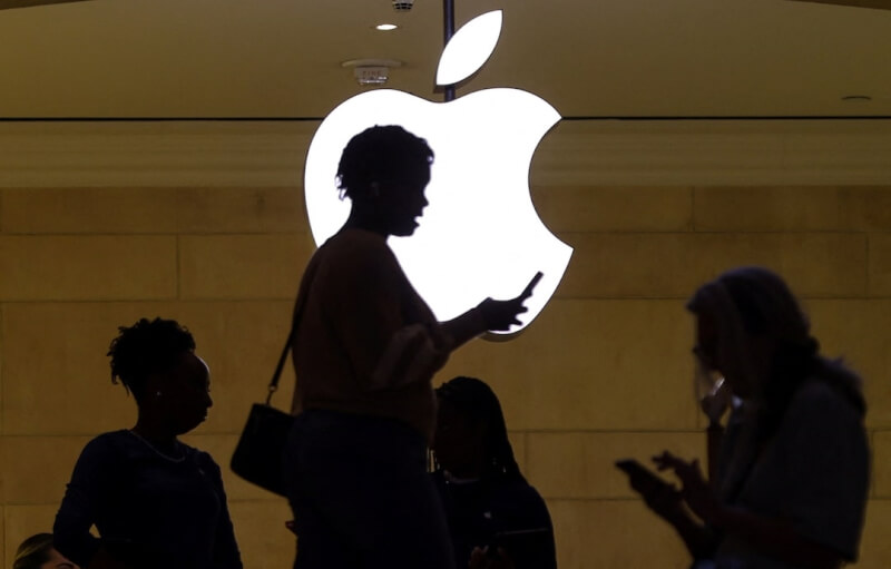 日經亞洲報導，蘋果公司對品質控管標準極為嚴格，首款摺疊iPhone目前每天僅能生產「數百支」。圖為美國紐約一家蘋果專賣店。（路透社）