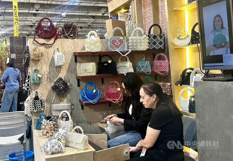 聯合國兒童基金會指出，童婚女孩較容易失學，也可能面臨較高的健康風險及家庭暴力，並對日後參與勞動市場造成長期影響。圖為擺攤販售自製手工藝用品的埃及婦女。中央社記者施婉清開羅攝 115年9月4日