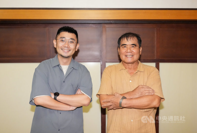 挑興文化出版有限公司社群總監何昱泓（左）與工人畫家李升茂（右）4日在台北紀州庵文學森林出席「畫筆下的電力現場．職人與文物的跨世代對話」講座，兩人在活動現場合影。中央社記者鄭清元攝　115年9月4日