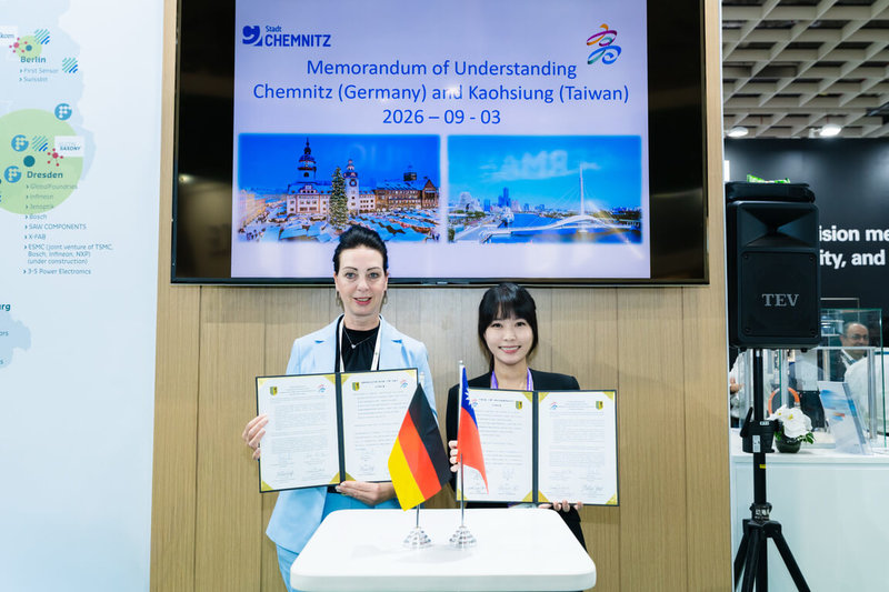 德國開姆尼茲市（Chemnitz）經濟發展局長白克（Silvana Bergk，另譯：伯格克）（左）近日訪台，並與高雄市行政暨國際處長張硯卿（右）共同完成約文交換與見證儀式。（高雄市行政暨國際處提供）中央社記者林巧璉傳真　115年9月4日