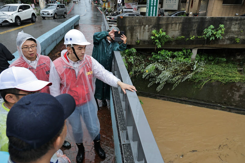基隆市4日清晨強降雨，市長謝國樑（右2）前往大武崙溪周邊、西定路一帶及富景天下社區等受災較嚴重地區勘查，掌握積淹水情形及居民需求。（基隆市政府提供）中央社記者沈如峰基隆傳真　115年9月4日