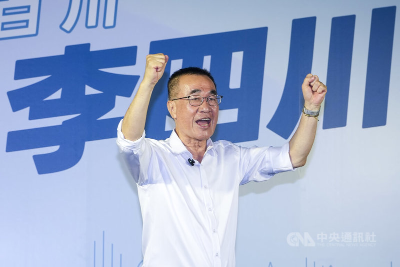 國民黨新北市長參選人李四川於4日上午前往新北市選舉委員會完成參選登記,並高舉雙拳展現氣勢。中央社記者鄭清元攝 115年9月4日