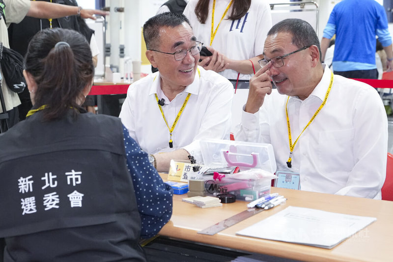 國民黨新北市長參選人李四川(右2)4日在新北市長侯友宜(右1)陪同下,前往新北市選舉委員會辦理參選登記,兩人在登記期間交談甚歡。中央社記者鄭清元攝 115年9月4日