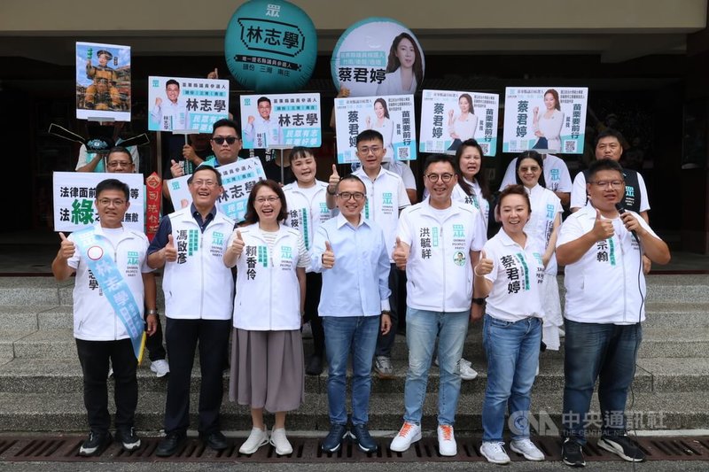 台灣民眾黨在苗栗縣推派2名縣議員參選人、3名鄉鎮市民代表參選人，團隊4日聯合登記造勢。民眾黨秘書長周榆修（前右4）表示，持續努力扎根地方，希望5席全上，讓年輕第3勢力能為苗栗鄉親服務。中央社記者管瑞平攝　115年9月4日