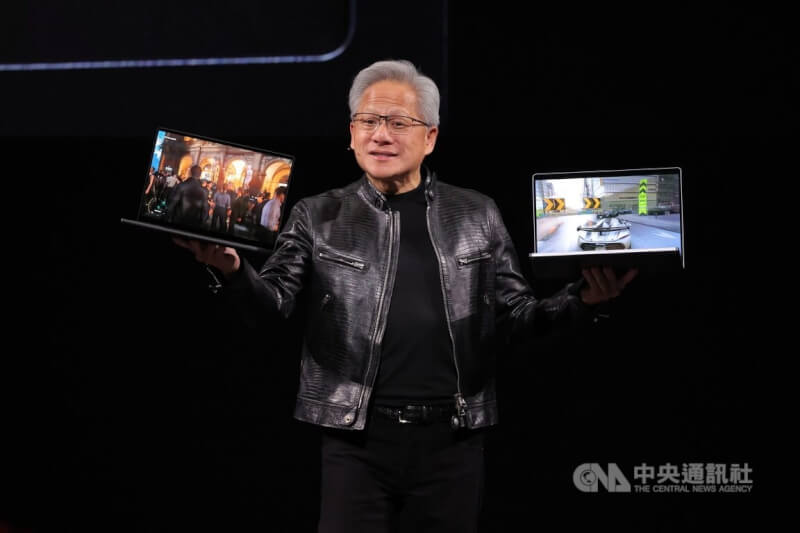 輝達執行長黃仁勳在GTC Taipei大會主題演講，公布NVIDIA RTX Spark筆電。（中央社檔案照片）