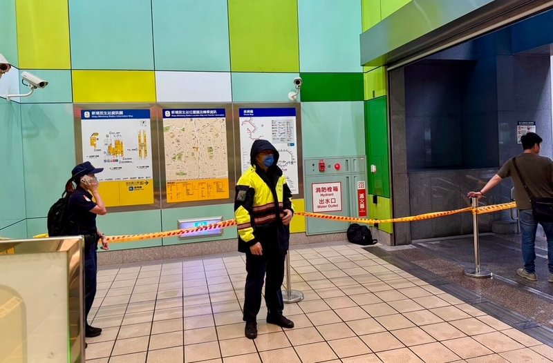 新北市政府警察局海山分局4日上午接獲報案，稱捷運環狀線新埔民生站1號出口處，有人放置黑色不明背包，隨即派員到場，封鎖警戒，並通知內政部警政署刑事警察局偵查第五大隊協處。（警方提供）中央社記者黃旭昇傳真　115年9月4日