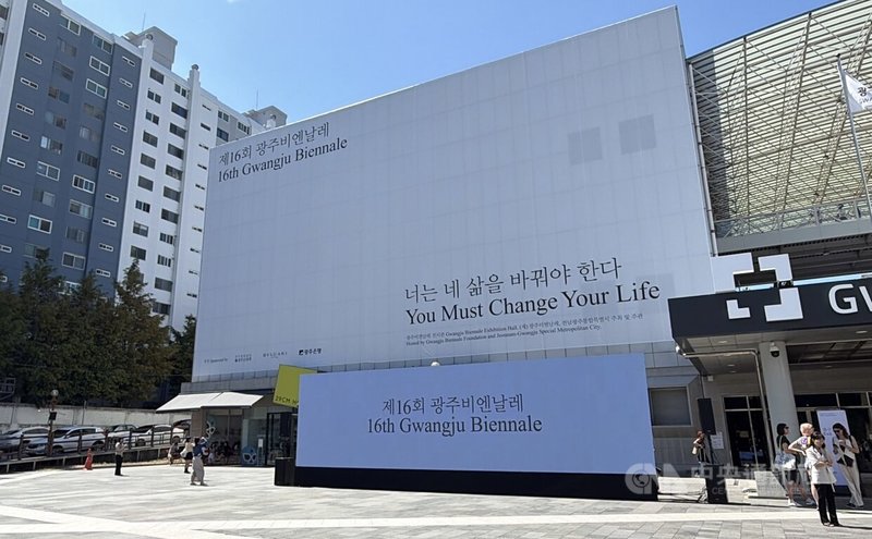 被爭議圍繞的光州雙年展將於5日開幕，4日先在主展覽館舉行記者座談會，雖然此次記者會主要是介紹展覽陳設、概念，不過在記者問答環節，第一題就被問到這次台灣館名稱事件。中央社記者楊啟芳光州攝　115年9月4日