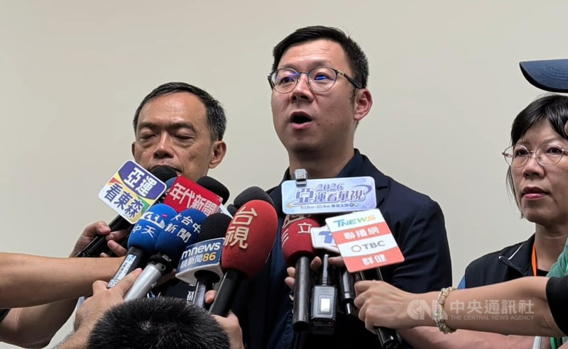 行政院長卓榮泰4日視察台中電廠燃氣機組，台中市政府副秘書長林谷隆（右2）受訪時指出，盼中央盡速提出中火減煤具體措施，燃煤機組1、2號機及煙囪拆除計畫也希望能盡快進行。中央社記者蘇木春攝　115年9月4日
