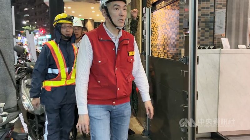 基隆市4日上午強降雨導致多處發生積淹水災情,基隆市長謝國樑(前)晚間前往基金一路一帶勘災。中央社記者王朝鈺攝 115年9月4日