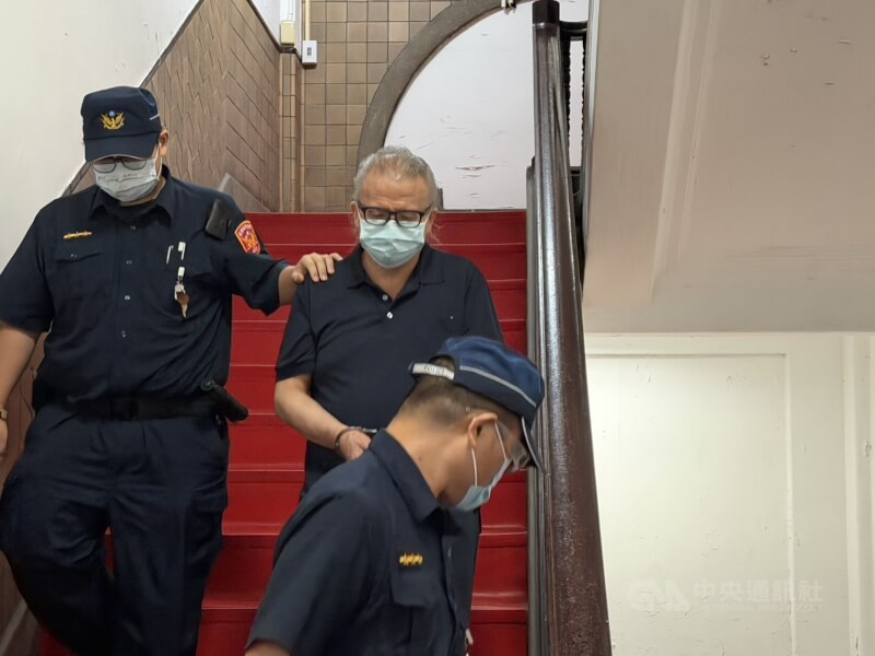 作家王薀（本名王江鎮）（後右）涉入台北市精舍命案遭判刑。（中央社檔案照片）