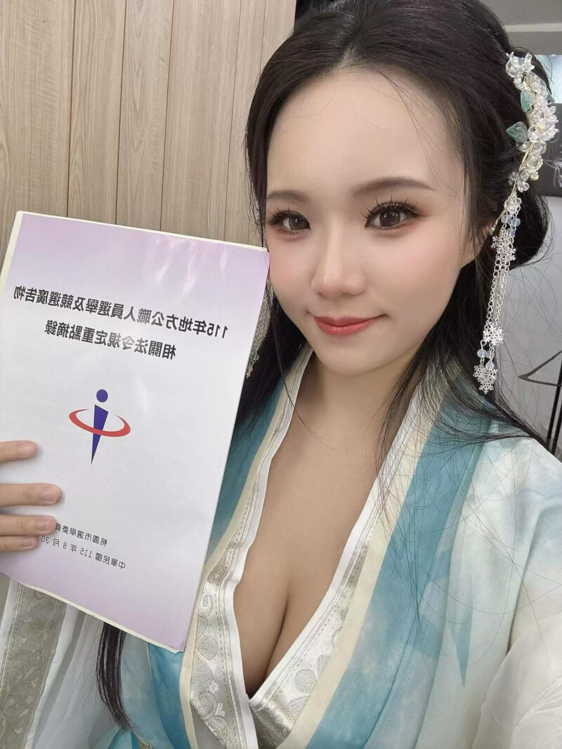 「王妃天崩開局穿越整頓霸凌者佀廣洋」4日身穿古裝至桃園市選舉委員會，完成登記參選桃園市議員。（圖取自instagram.com/gtokevin/）