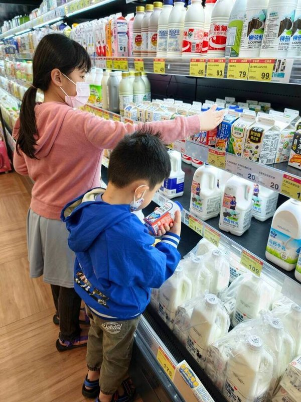 台中市教育局4日表示，「台中有鈣讚2.0」政策自民國116年起，凡設籍台中2至12歲兒童每週可領一瓶鮮乳或豆漿，全年都可兌領，寒暑假也不中斷。（台中市政府提供）中央社記者趙麗妍傳真　115年9月4日