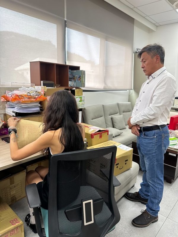 九合一選舉4日傍晚登記截止。連江縣受限於島嶼分散的特殊狀況，連江縣選舉委員會同意候選人可在地登記。從鄉長轉戰縣議員的國民黨籍參選人林德建（右）選擇在東引登記。（林德建提供）中央社記者潘欣彤傳真　115年9月4日