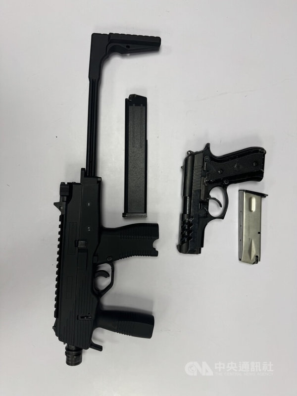 台中警方日前網路巡邏時，發現賣佛具的江姓男子在車內直播還亮槍，經警方循線將涉案的江男與徐男逮捕送辦，並查扣衝鋒槍及手槍等物。（翻攝照片）中央社記者蘇木春傳真　115年9月4日