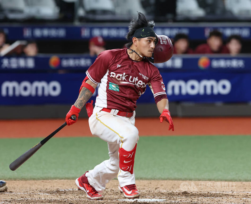 中華職棒樂天桃猿隊野手林子偉(圖)4日「二刀」出賽,8局時中職生涯首度以投手身分登板,總計投1局無失分;9局再上場打擊,敲出個人單場第3支安打。中央社記者張新偉攝 115年9月4日