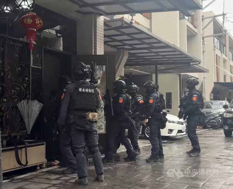 南投縣竹山鎮日前發生被害人遭拘禁毆打致死，「丟包」醫院外搶救不治案件，除涉案6人被警方法辦，刑事局深入追查幕後暴力犯罪集團，日前至集團據點等處偵辦，再逮捕主嫌辜男等10人依法送辦。（翻攝照片）中央社記者蘇木春傳真　115年9月4日