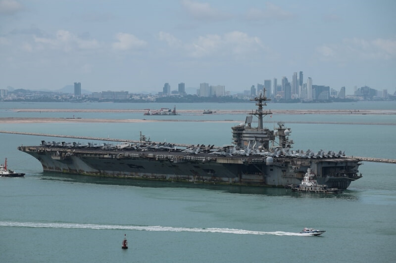 美國航空母艦林肯號暫時停靠泰國觀光大城巴達雅附近林差曼港。（路透社）