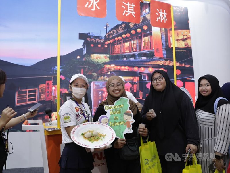 大馬國際旅展台灣館推出獲清真認證的花生捲冰淇淋,吸引穆斯林民眾駐足品嚐。中央社記者黃自強吉隆坡攝 115年9月5日