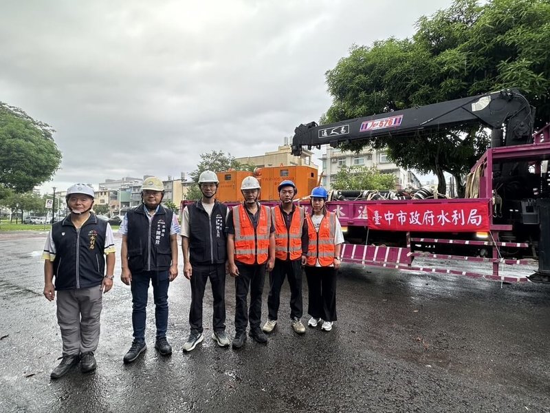基隆地區受豪雨影響，部分地區出現積淹水災情，台中市政府接獲基隆市府救災支援需求後，5日上午整備北上基隆，協助抽排作業，加速排除積水減輕災情。（台中市政府提供）中央社記者郝雪卿傳真  115年9月5日