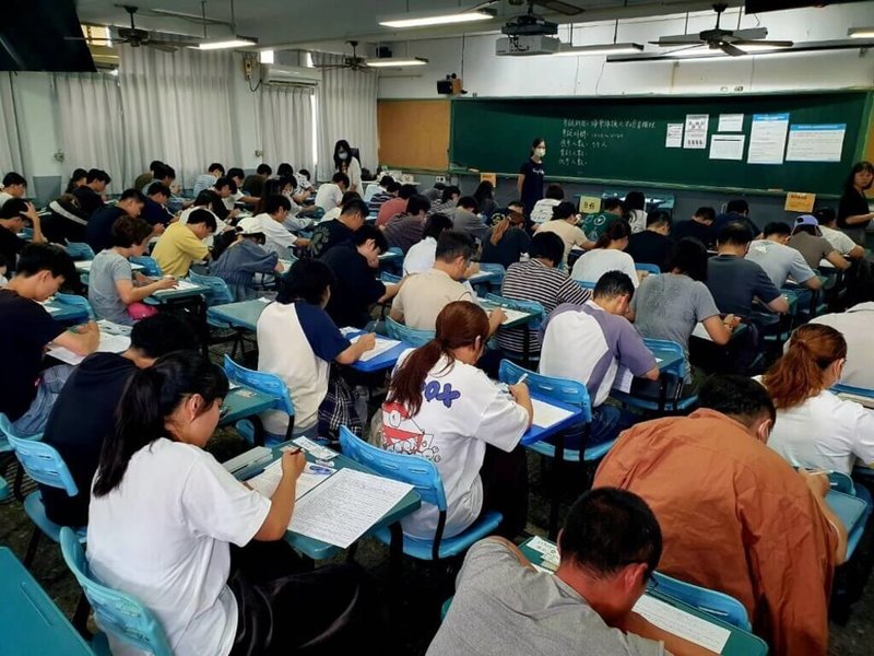 環境部國家環境研究院舉辦淨零綠領人才培育課程今年第2次全國集中測驗，5日在全國12個考區同步登場，有近1000名完成48小時課程的學員應試，到考率超過92%。（環境部提供）中央社記者吳欣紜傳真 115年9月5日