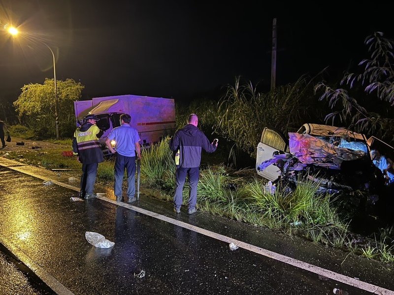 台9線花蓮光復路段4日發生小貨車與車輛碰撞事故，警方調查後，確認死者包含自小客車內52歲林姓婦人及其5歲孫子，另有小貨車羅姓司機重傷。（民眾提供）中央社記者張祈傳真　115年9月5日