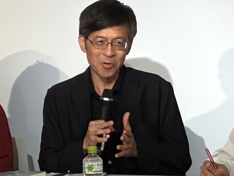 台灣作家何致和長篇小說「花街樹屋」日譯本日前由日本小學館出版。文化部駐日台灣文化中心5日邀請何致和與日本重量級文藝評論家川本三郎對談。何致和從「花街樹屋」的創作歷程出發,分享如何將自身在萬華的成長記憶轉化為小說。(台灣文化中心提供)中央社記者戴雅真東京傳真 115年9月5日